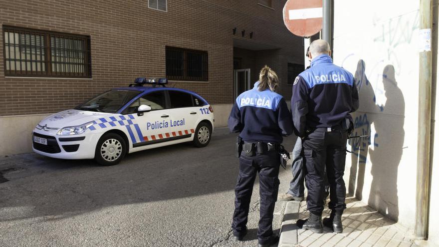 Agentes de la Policía Local a las puertas del cuartel.