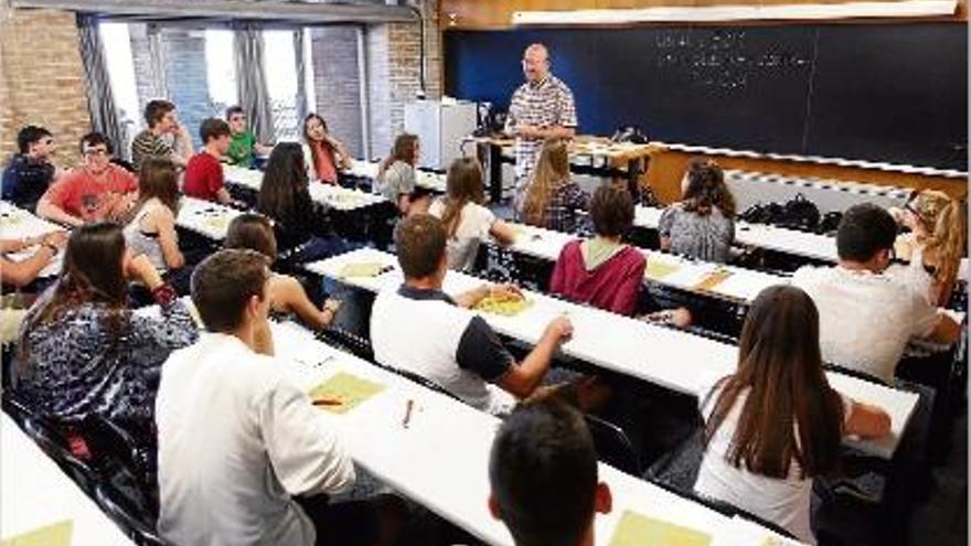 Una aula de la Facultat de Lletres de la UdG, ahir al matí, abans de començar l&#039;examen de Castellà.