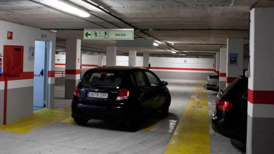 Vehículos, en el parking subterráneo de Sama.