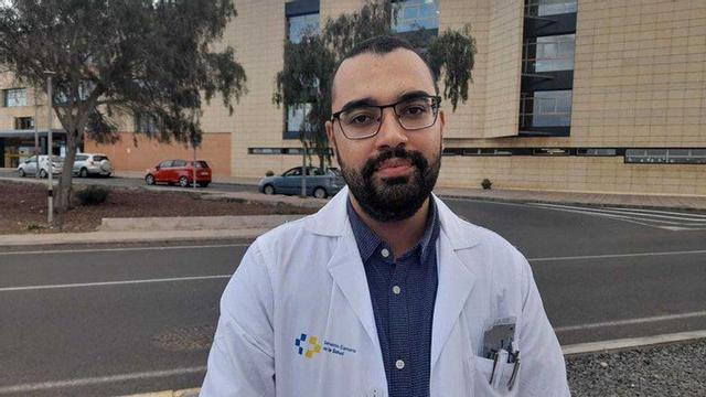El doctor Naser Alí, especialista en Alergología,frente al Hospital insular ‘Virgen de La Peña’. |