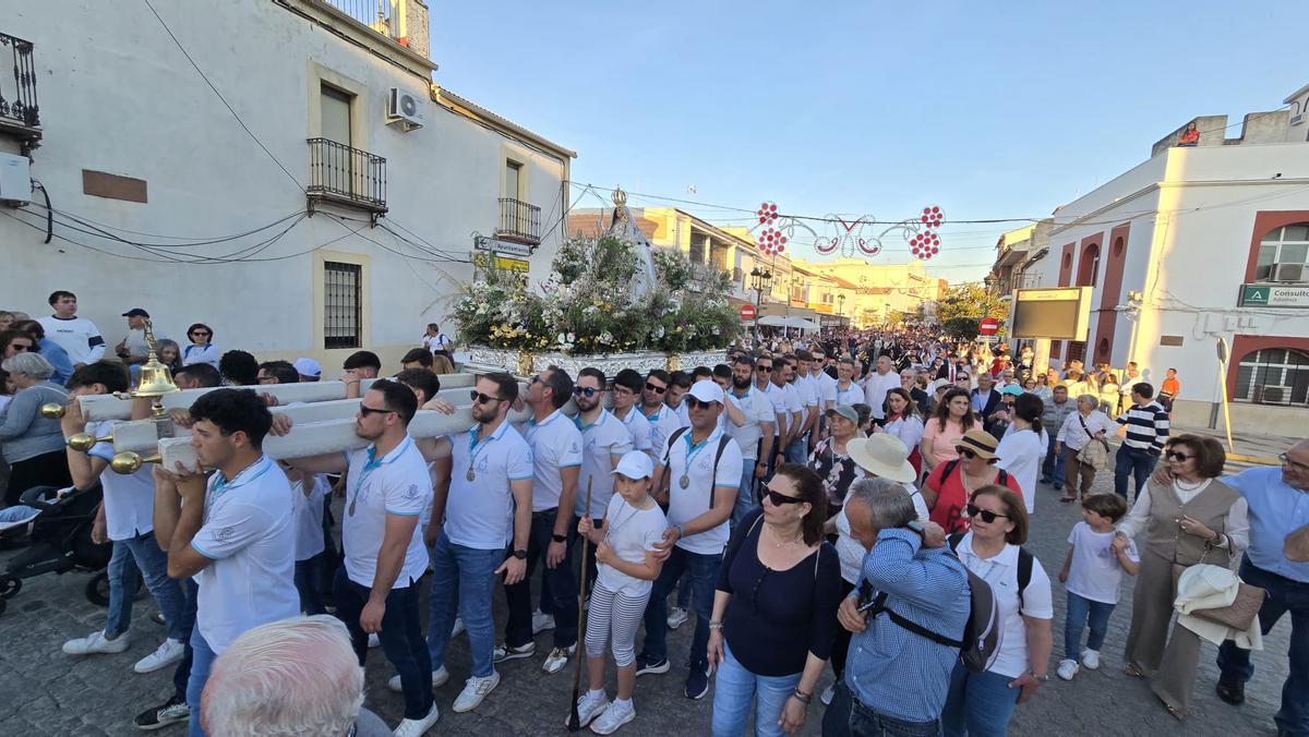 Una multitud acompaña a la Virgen del Sol a su llegada a Adamuz.