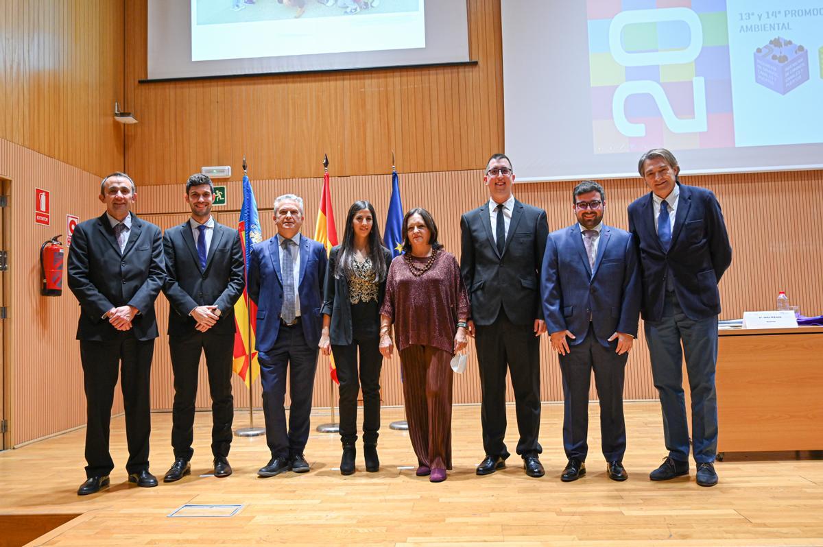 Foto de jurado, patronos y premiados.