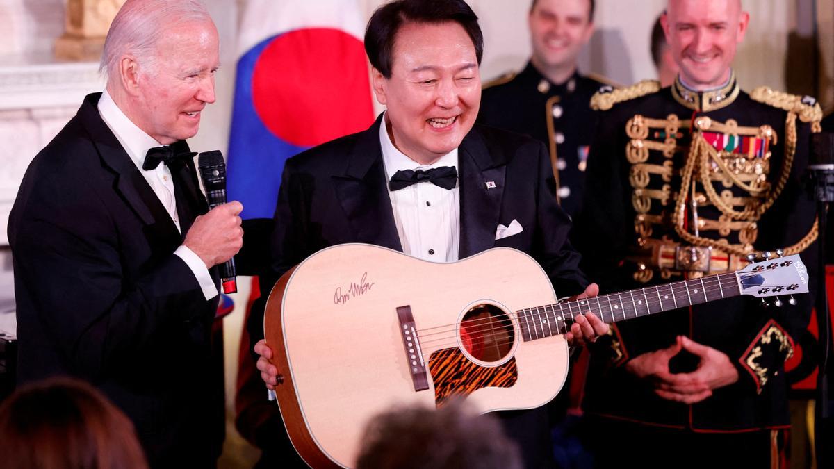 El presidente de Estados Unidos, Joe Biden y el presidente de Corea del Sur, Yoon Suk Yeol, en la Casa Blanca.