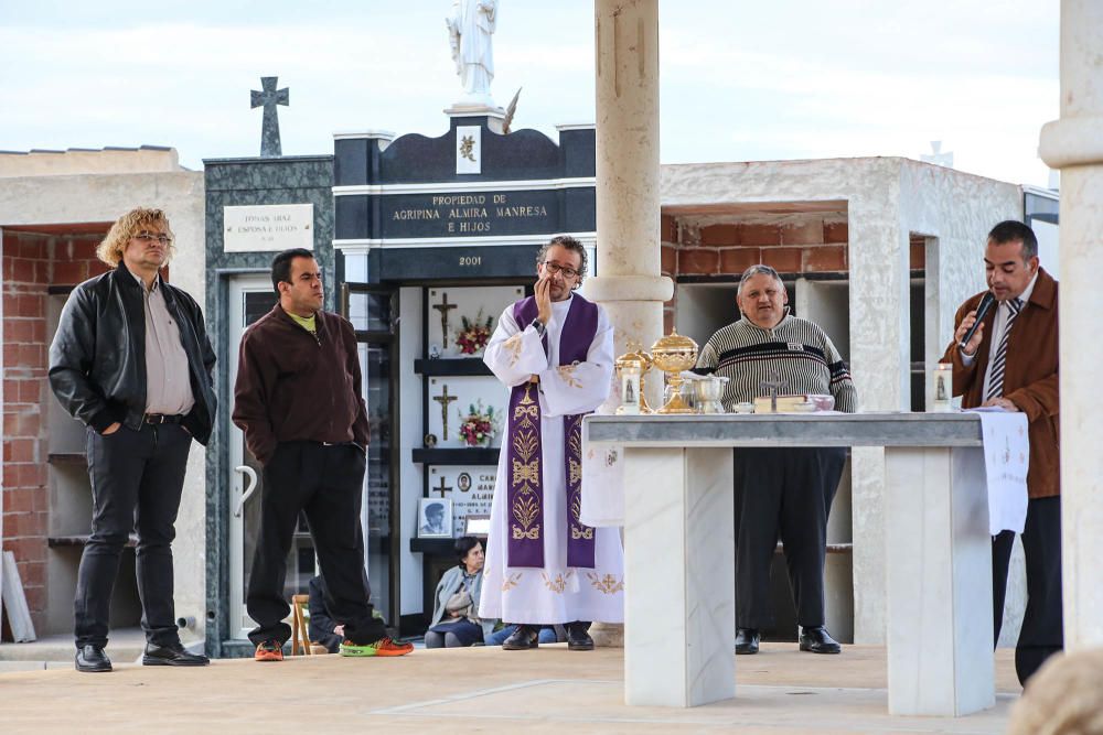 Un amplio número de vecinos se sumó a la celebración de los 200 años del cementerio de Cox.