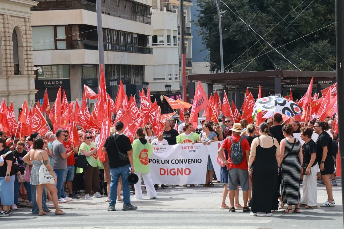 Concentración para exigir el desbloqueo del convenio de limpieza de edificios y locales de la provincia de Alicante
