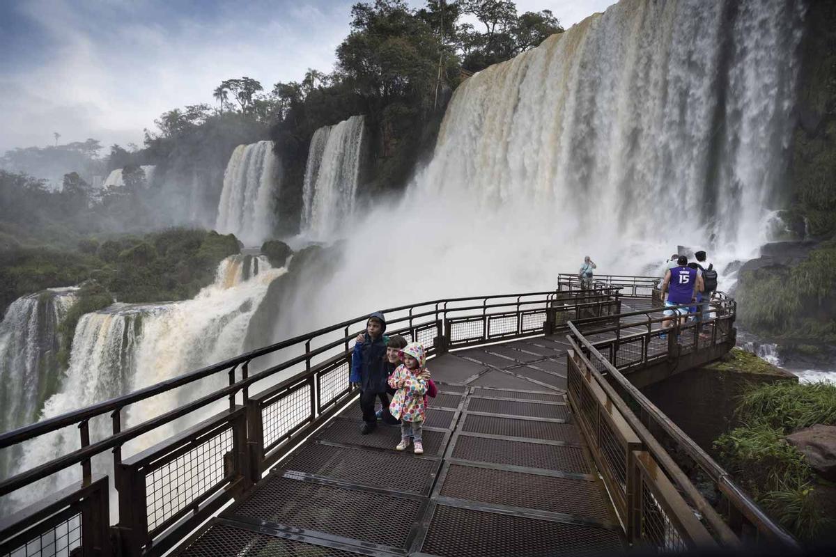 Pasarela que recorre los saltos de la Cataratas de Iguazú