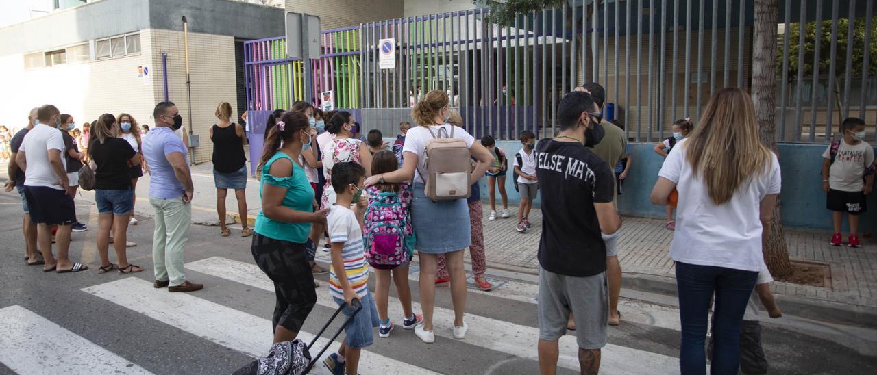 Entrada de alumnos en el colegio del Port de Sagunt