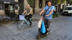 Bicicletes i patinets no podran circular per la vorera excepte si porten menors