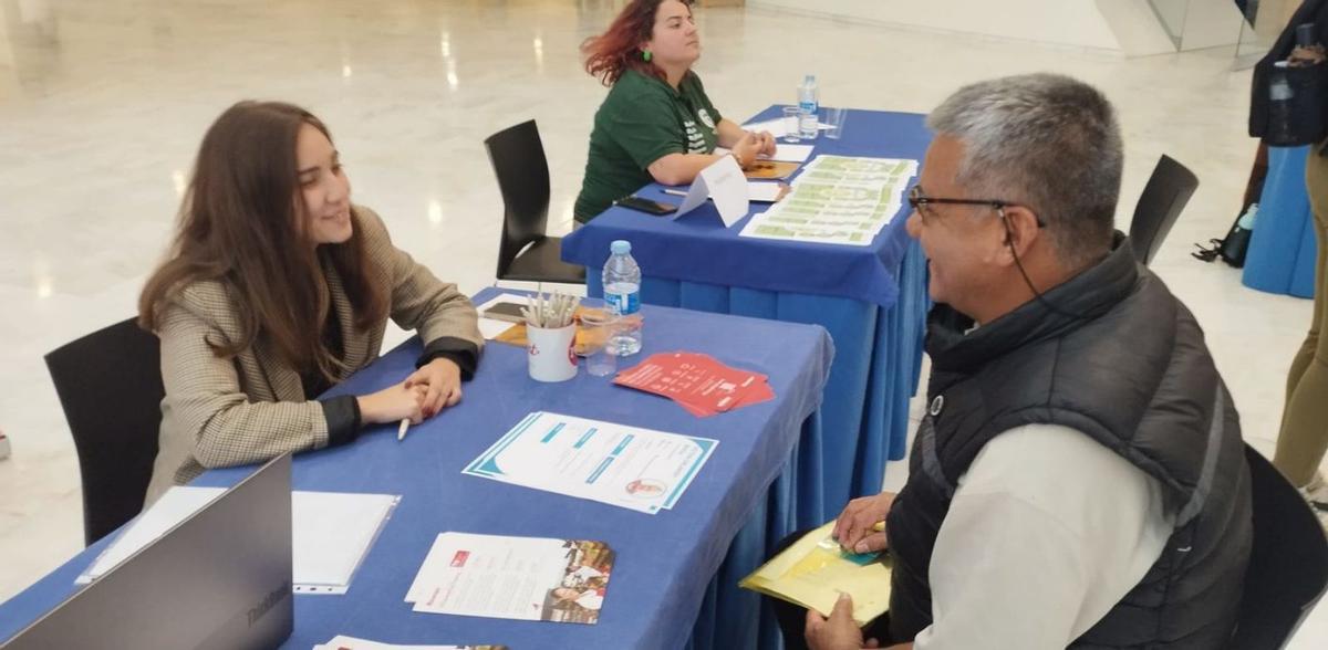 Arriba, Víctor Botía, dejándole el currículum a Andrea Carbajal. Sobre estas líneas, Ana González y Elena Ramos, entrevistando a Coral González. | F. V.