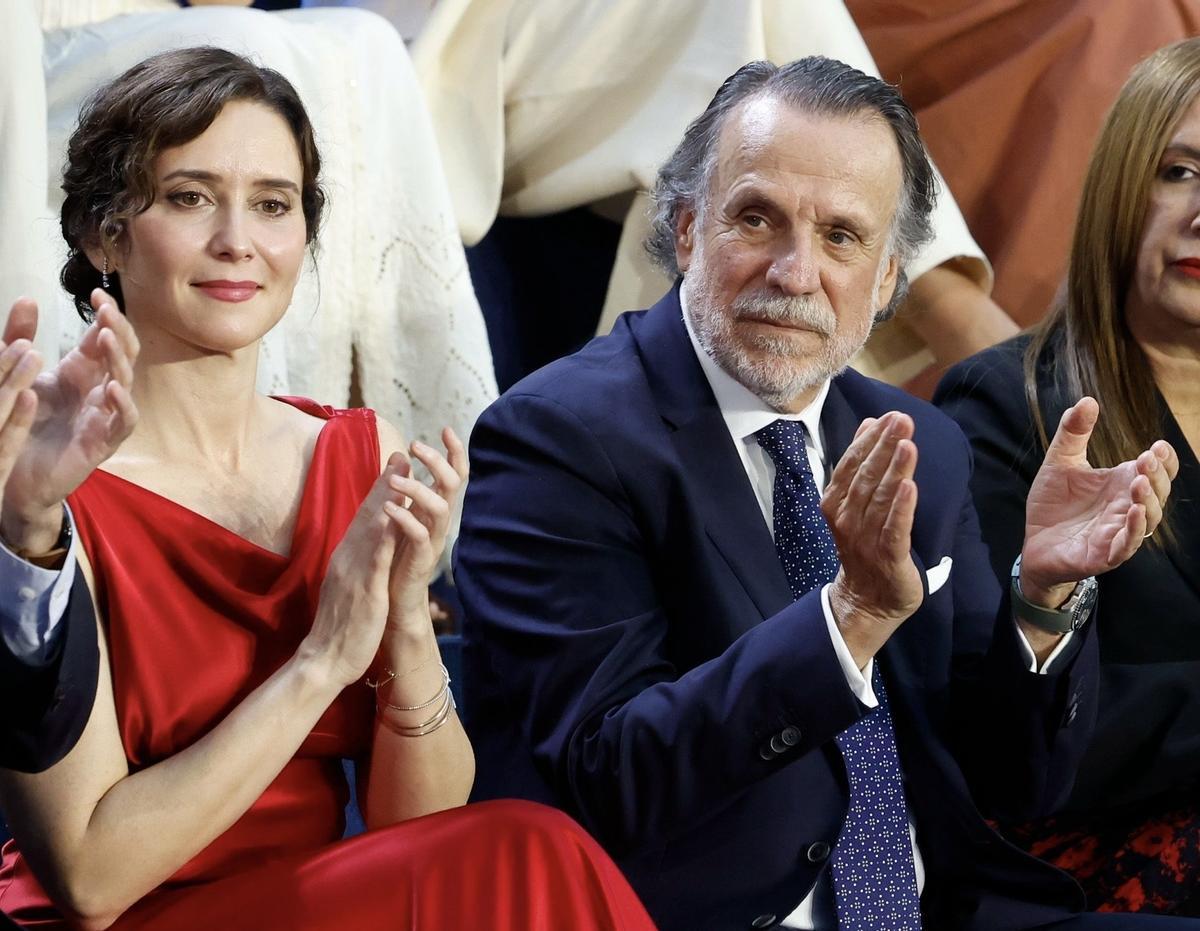 Isabel Díaz Ayuso junto al presidente de Planeta, José Creuheres