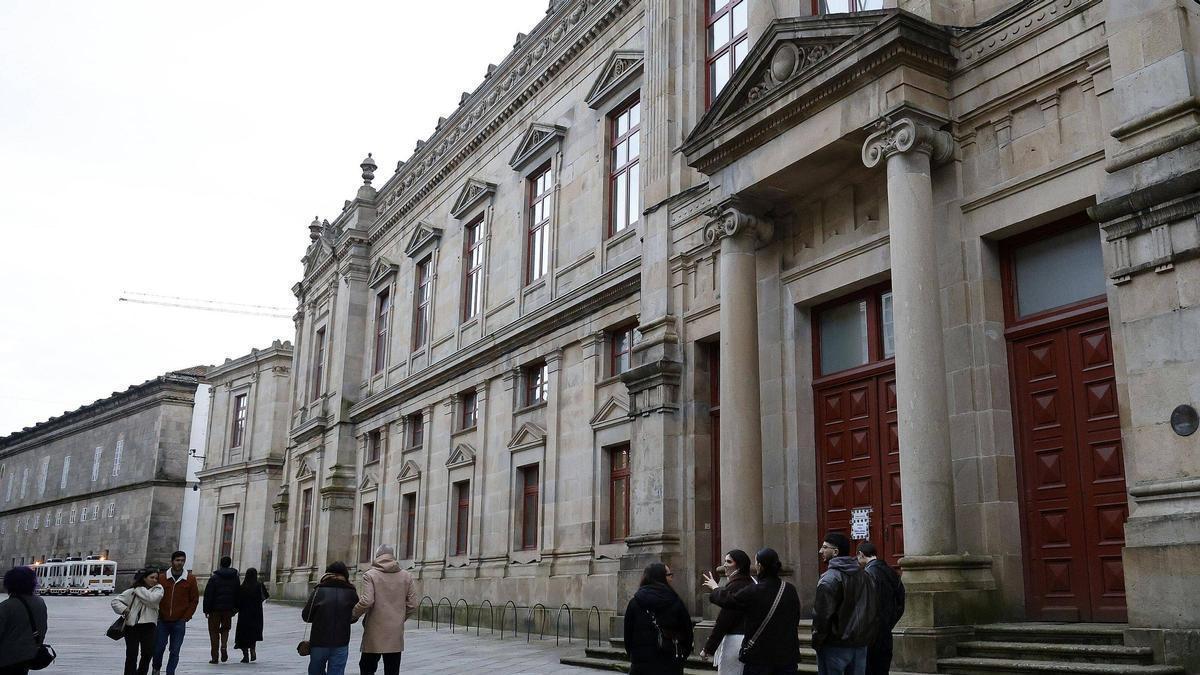 Varias personas pasan ante el edificio de la Facultad de Medicina de la Universidade de Santiago.