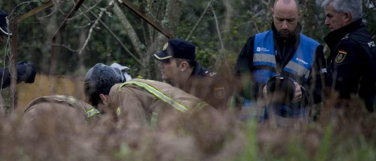 Agentes policiales y Bomberos buscando a la joven desaparecida. // Brais Lorenzo