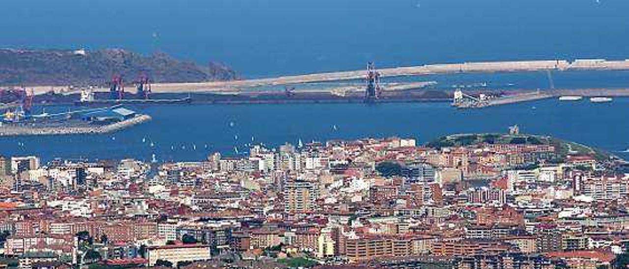 Panorámica de la ciudad, con el puerto de El Musel al fondo.