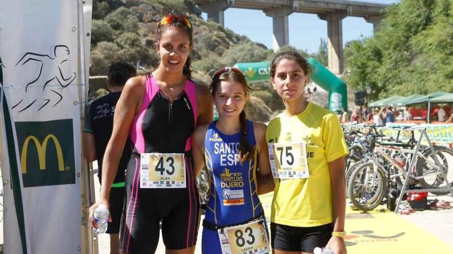 Las tres primeras clasificadas de la prueba en categoría femenina.