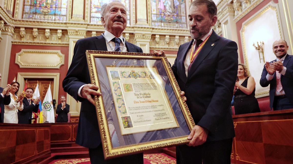 Juan Viñas recibe el título de Hijo Predilecto de Santa Cruz de la mano del alcalde.