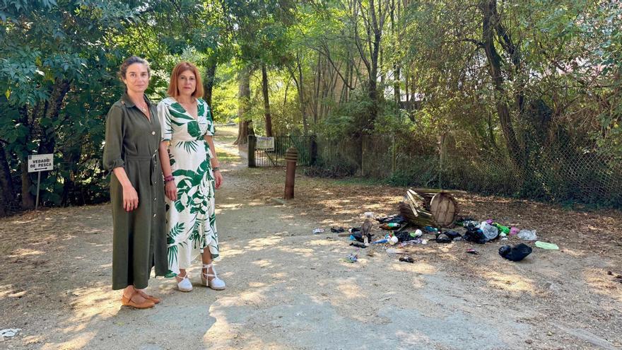 Las concejalas del PP local Silvia Junco y Bea Rey, junto a una papelera recién derribada