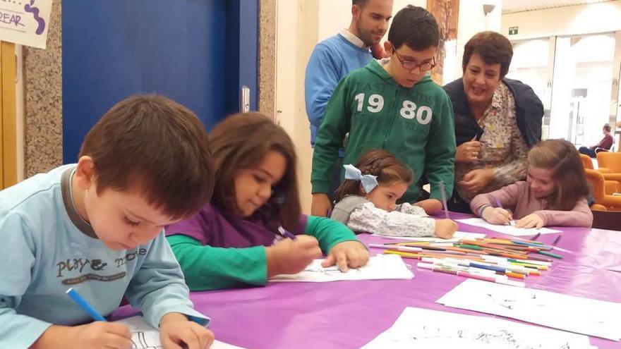 Los jóvenes marrajos celebran una jornada de convivencia con los más pequeños