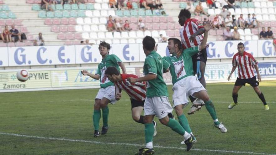 Iker Torre se anticipa a la defensa del CD Guijuelo para marcar el gol del Zamora CF de cabeza.