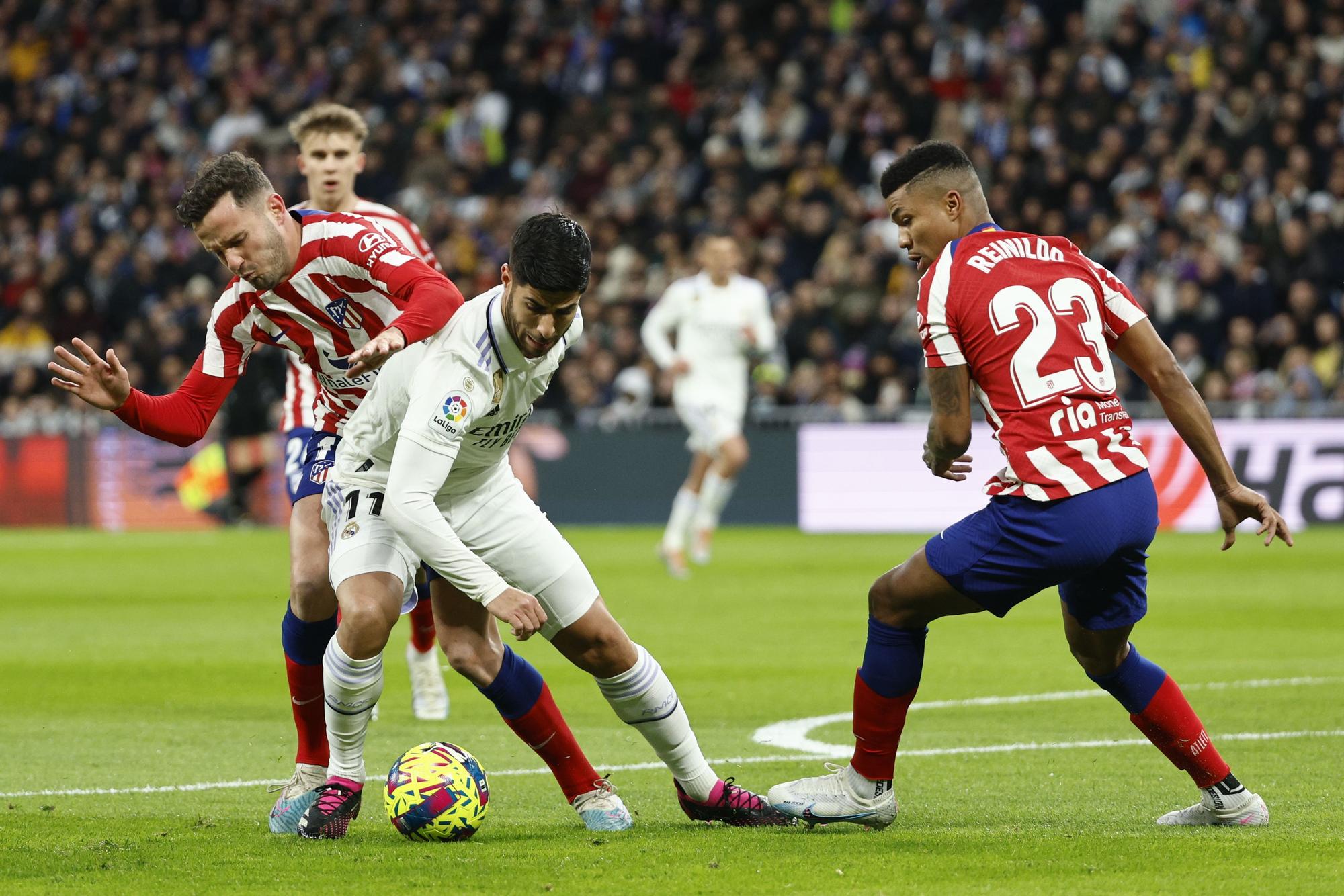 Asensio controla ante la presión de Reinildo y Saúl.