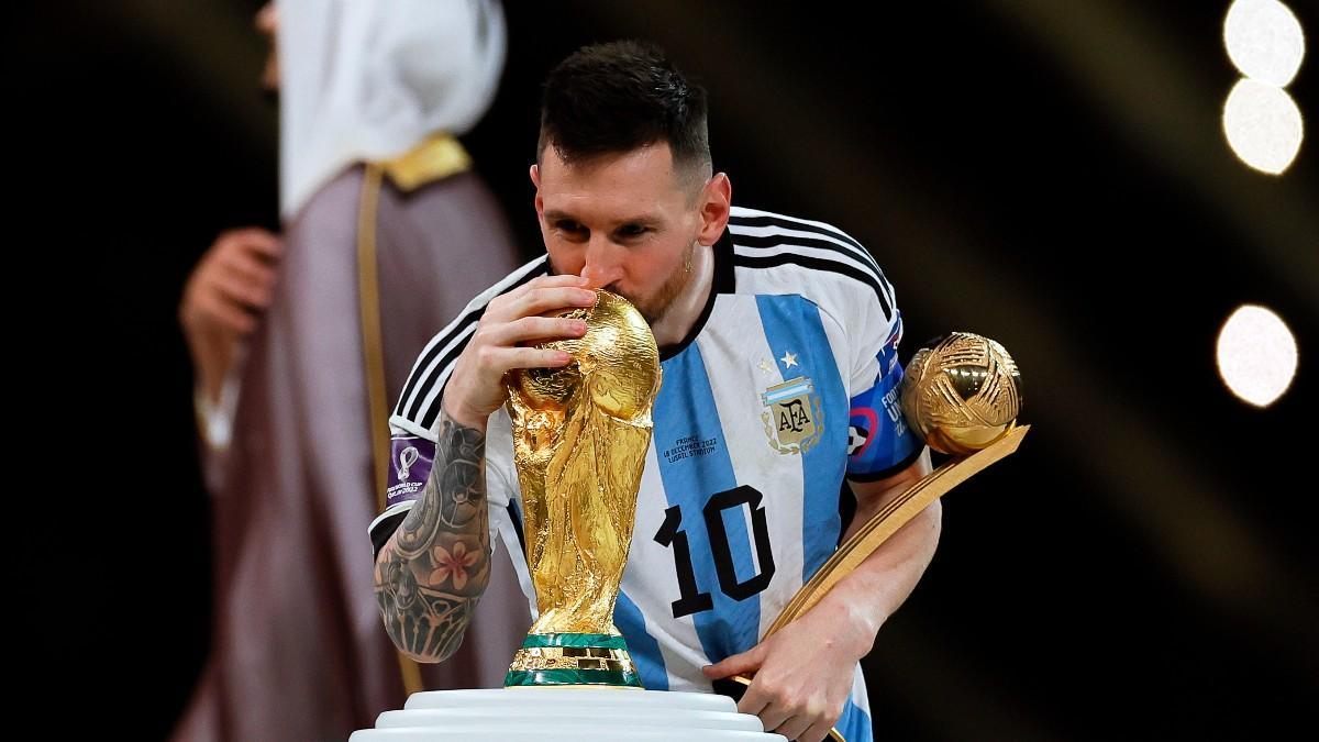 Messi besando la copa del mundo