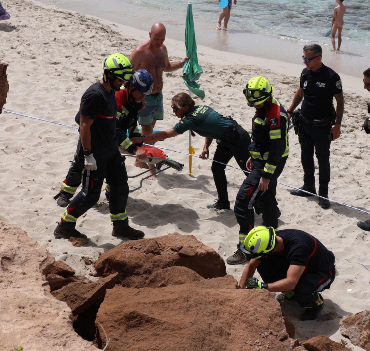 Bomberos, Guardia Civil y Policía Local en el lugar del desprendimiento.