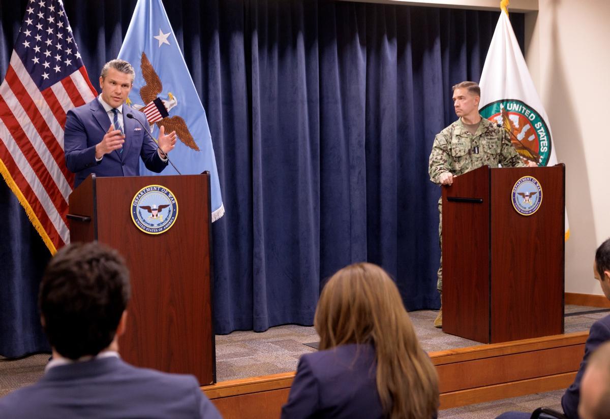 Rueda de prensa concedida por el secretario de Defensa, Pete Hegseth, junto al comandante del CETCOM, Brad Cooper.