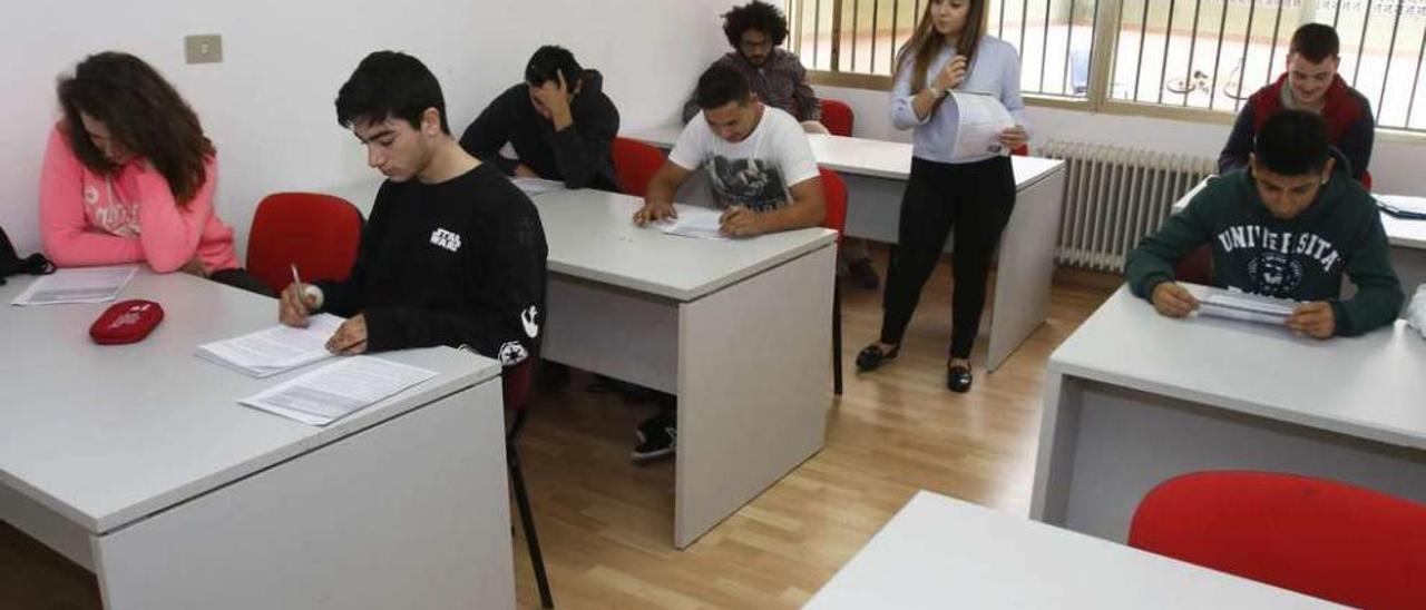 Alumnos de la acción formativa con adolescentes que desarrolla la asociación. // Alba Villar