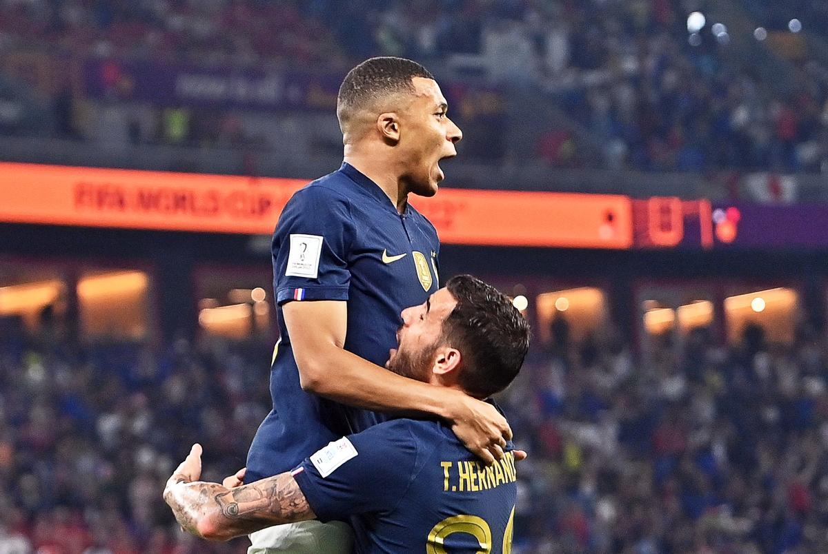 Doha (Qatar), 26/11/2022.- Kylian Mbappe (up) of France celebrates with teammate Theo Hernandez after scoring the 1-0 lead during the FIFA World Cup 2022 group D soccer match between France and Denmark at Stadium 947 in Doha, Qatar, 26 November 2022. (Mundial de Fútbol, Dinamarca, Francia, Catar) EFE/EPA/Noushad Thekkayil