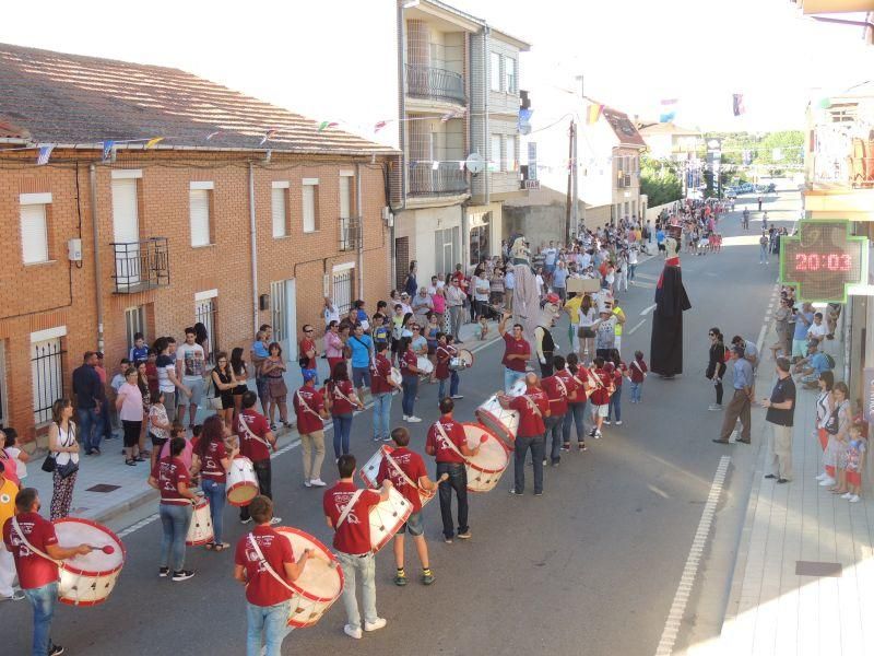 Gigantes y cabezudos en Camarzana de Tera