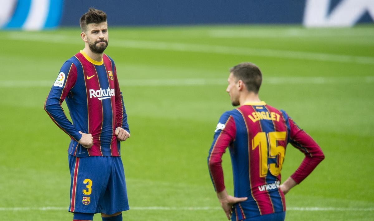 Piqué y Lenglet, abatidos tras el penalti cometido por el francés en el Camp Nou sobre el Cádiz.