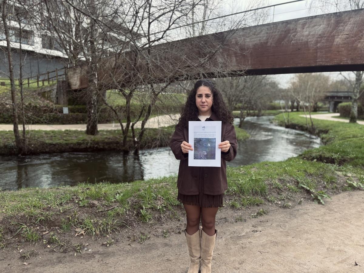Rosalia Seijas, concejala del BNG de Ames, en el paseo fluvial de Bertamiráns donde detectaron restos sólidos y malolientes