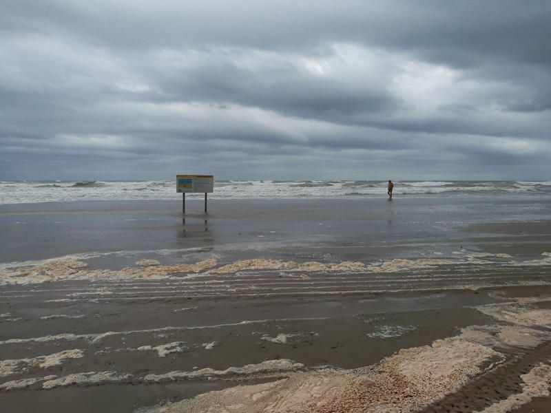 Olas de 2,5 metros invaden la playa de la Malvarrosa