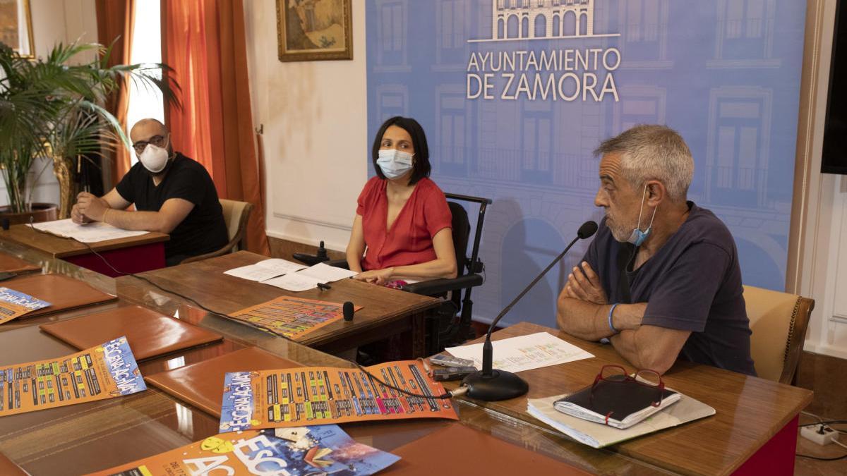 La concejala de Cultura, María Eugenia Cabezas, el promotor teatral Cándido de Castro y el mago Julio Rapado en la rueda de prensa