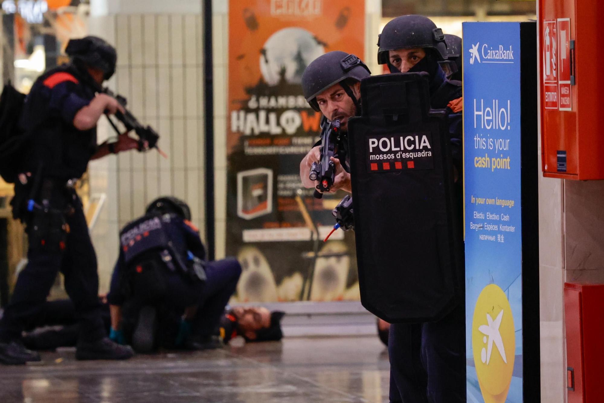 EN FOTOS | Un gran simulacre a Sants posa a prova la resposta a un atemptat terrorista