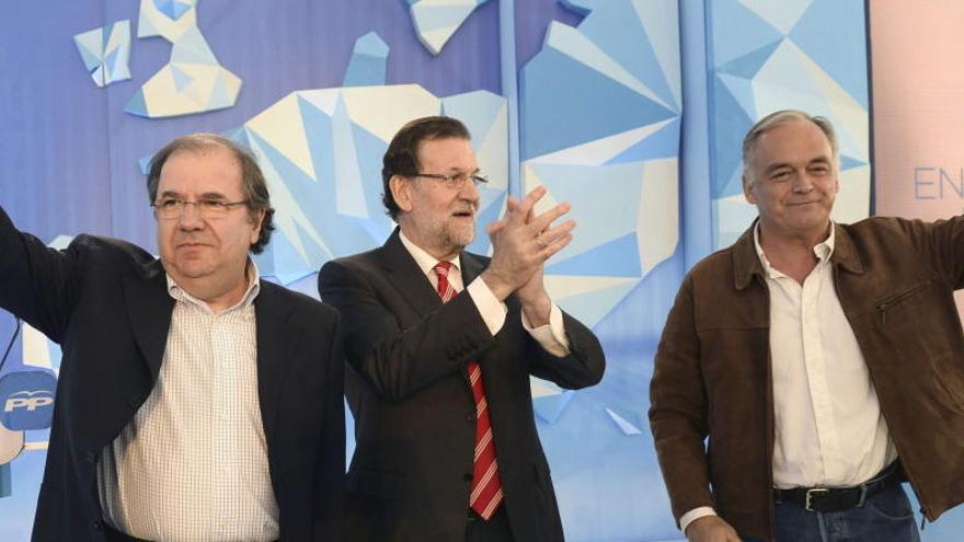 Rajoy junto a Juan Vicente Herrera y Esteban González Pons.