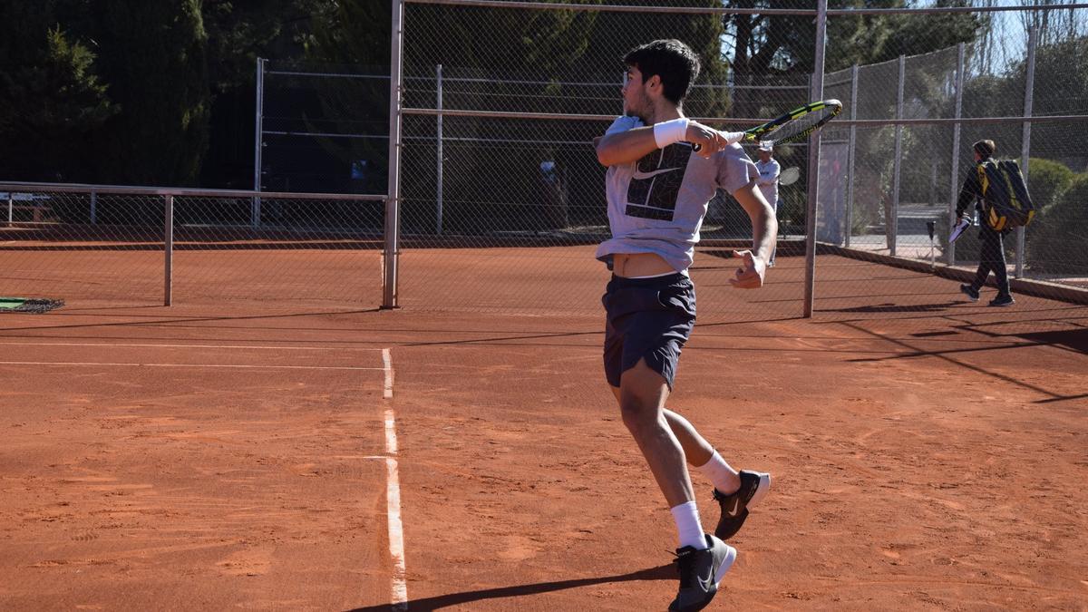 Carlos Alcaraz, entrenando en la Academia JC Equelite de Villena