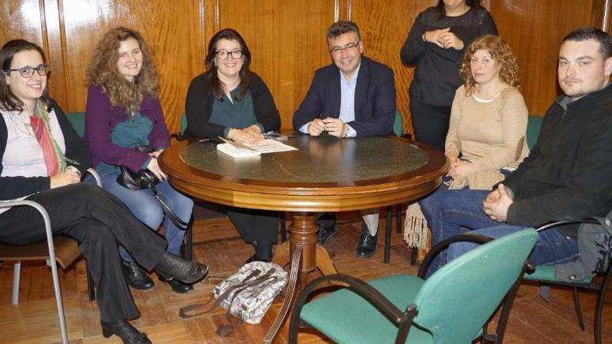 Reunión del alcalde, Javier Bas, y la edil de Benestar Social, Carmen Amoedo, con miembros de la Organización de Xordos de Galicia. // FdV