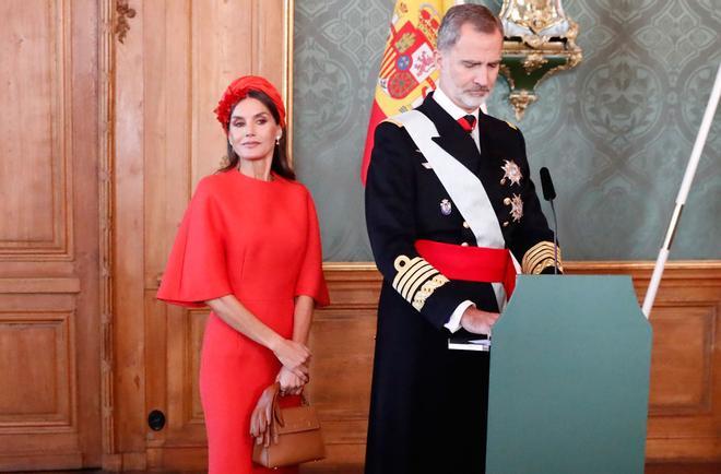 La reina Letizia, con vestido rojo de Carolina Herrera y tocado de Cherubina, en el Palacio Real de Estocolmo