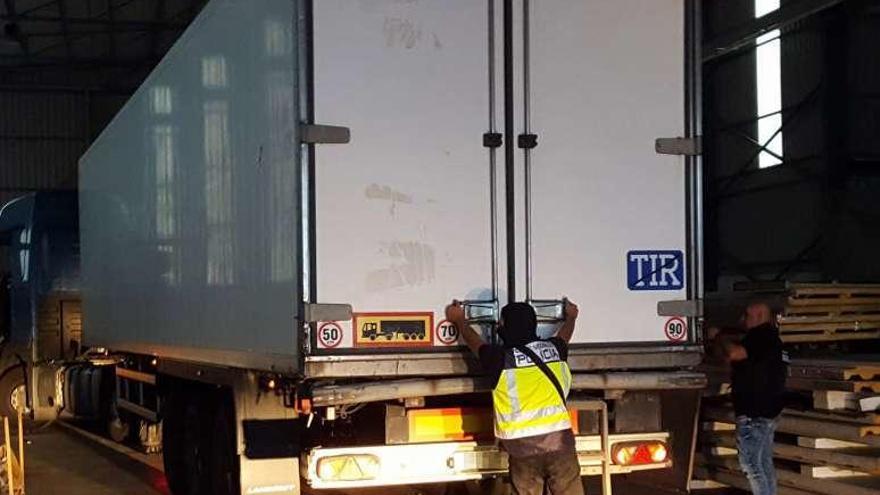 Imagen del tráiler que ocultaba 65 kilos de heroína en Caldas. // P. N.