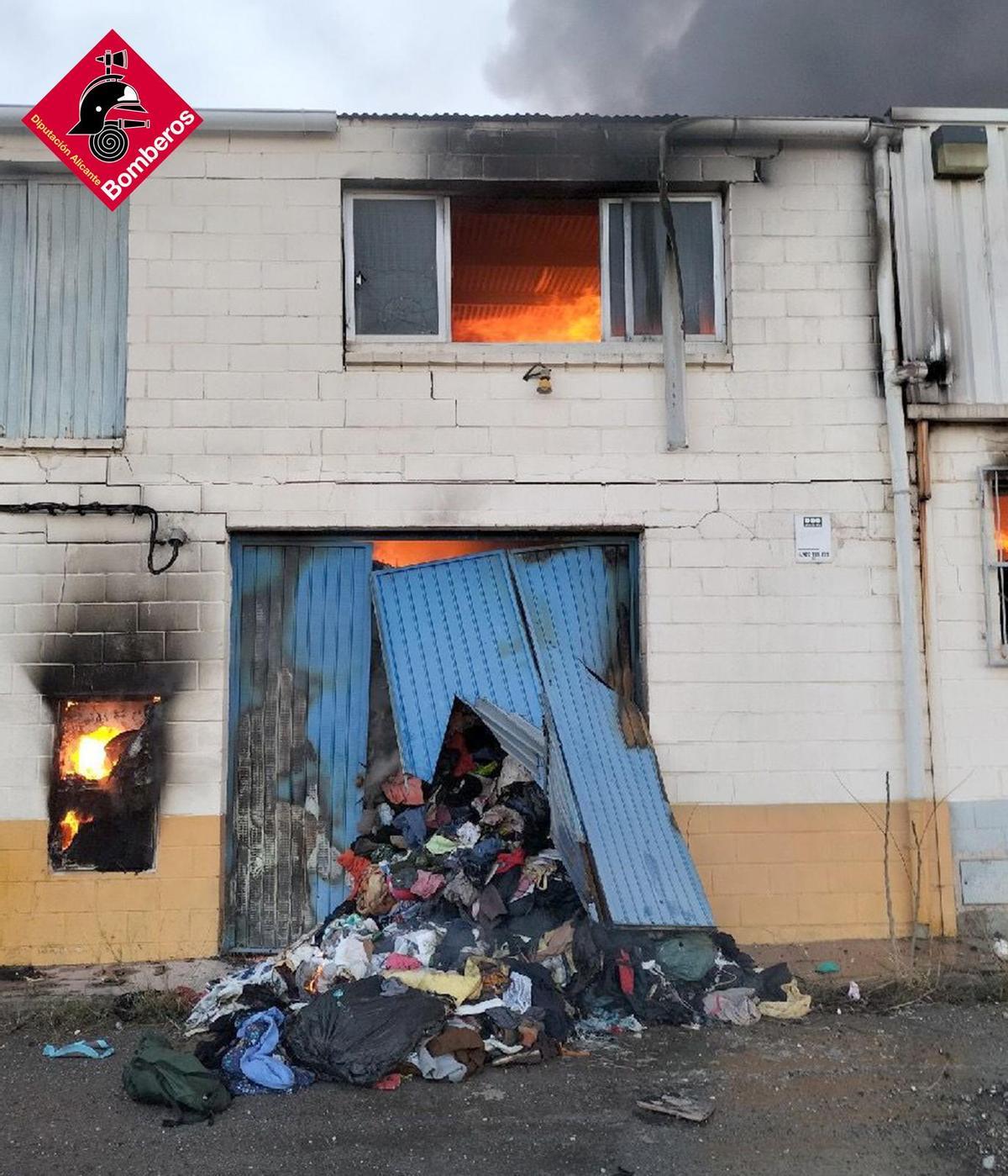 Declarado un incendio en una fábrica abandonada de Biar