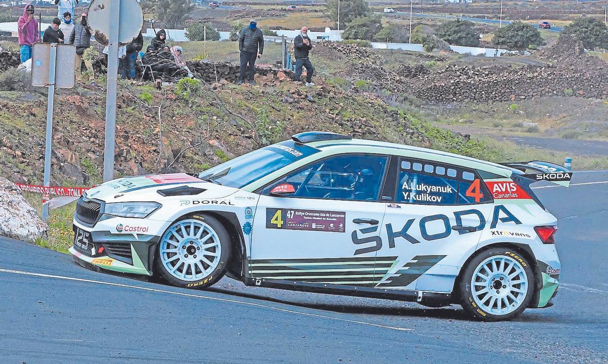 Alexey Lukyanyuk y Yury Kulikov, con el  Skoda Fabia RS Rally2, ayer, durante el Rally Isla de Lanzarote.