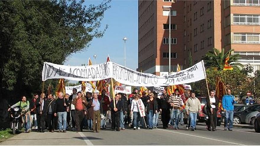 Els treballadors de Torraspapel passant per davant de l&#039;hospital Trueta en la seva marxa d&#039;ahir des de Sarrià al centre de Girona