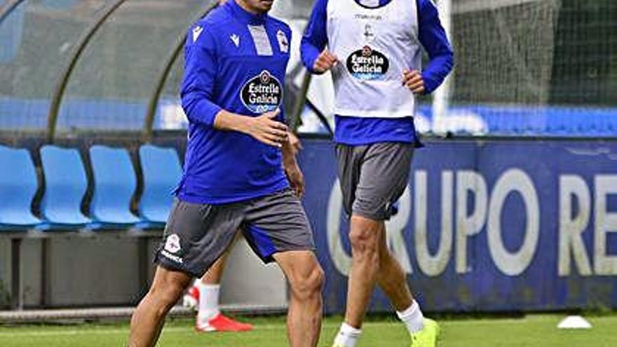 Gaku Shibasaki, ayer en el entrenamiento junto a Vicente.