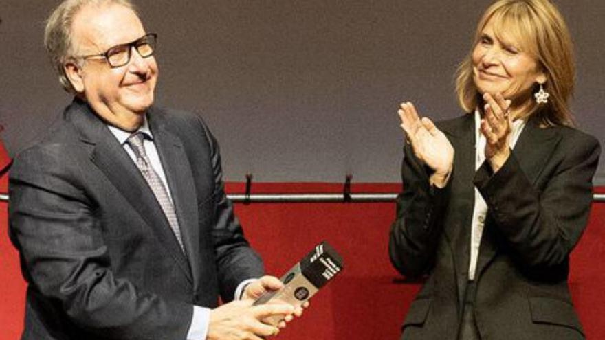 Josep Cuní sosté el premi.