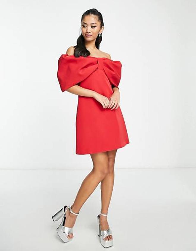 Vestido corto rojo con hombros al aire y diseño de lazo de Forever New