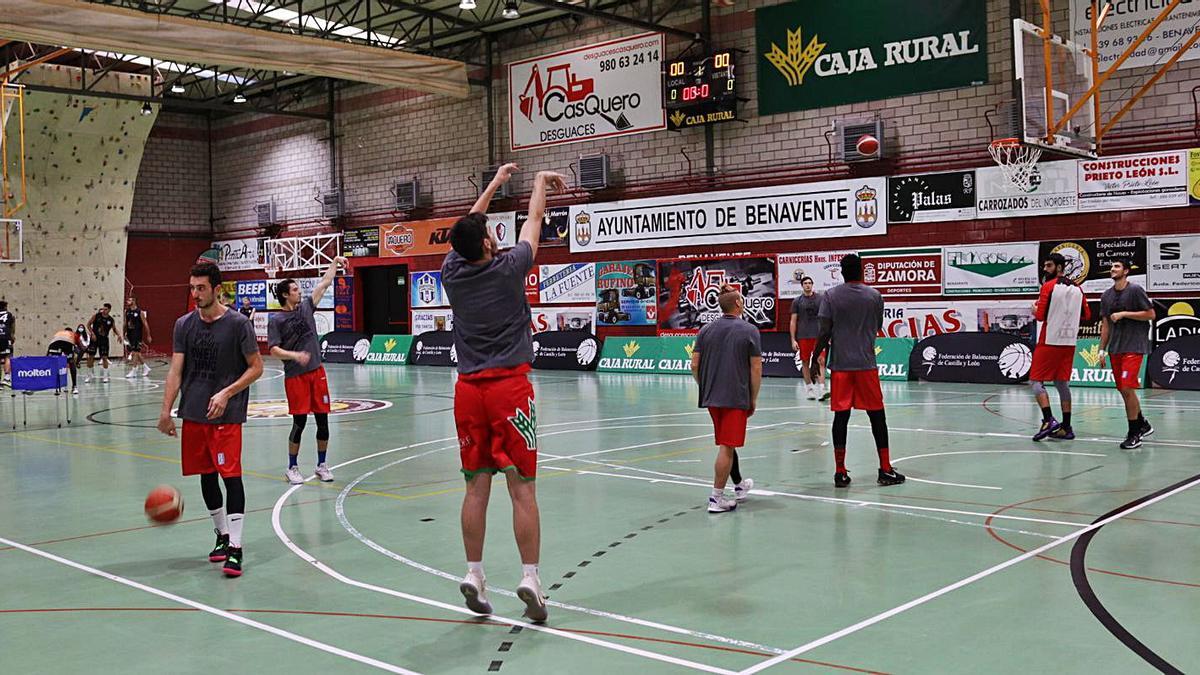 Los jugadores del Innova Chef calientan antes del duelo ante Aquimisa Carbajosa. | D. S.