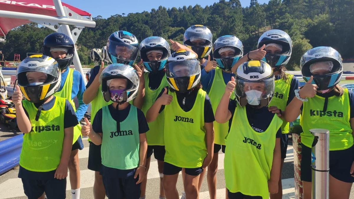 También el pilotaje de karts se incluye entre las actividades.