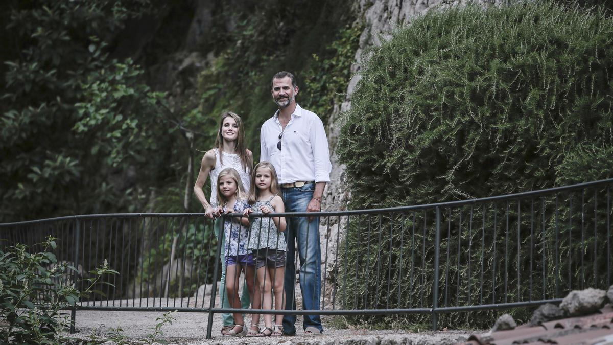 En 2013, el entonces príncipe Felipe y Letizia Ortiz visitaron con sus hijas, las infantas Leonor y Sofía, la Granja de Esporles