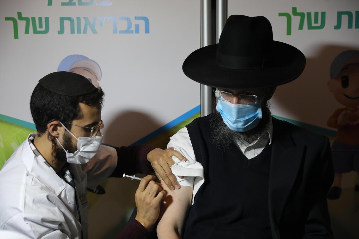 Israel, primer país a començar a subministrar una tercera dosi de la vacuna de Pfizer