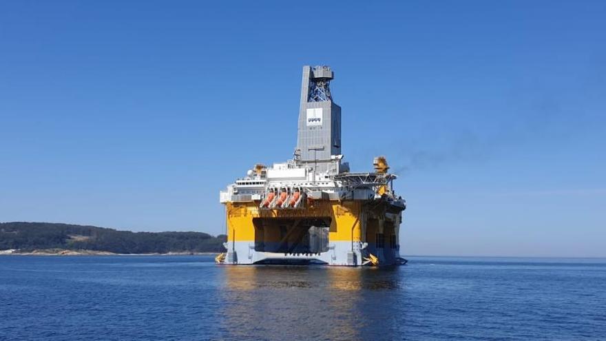 Una gigantesca plataforma petrolífera hace escala en Cíes